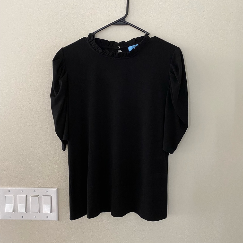 Size large CeCe balloon sleeve top.